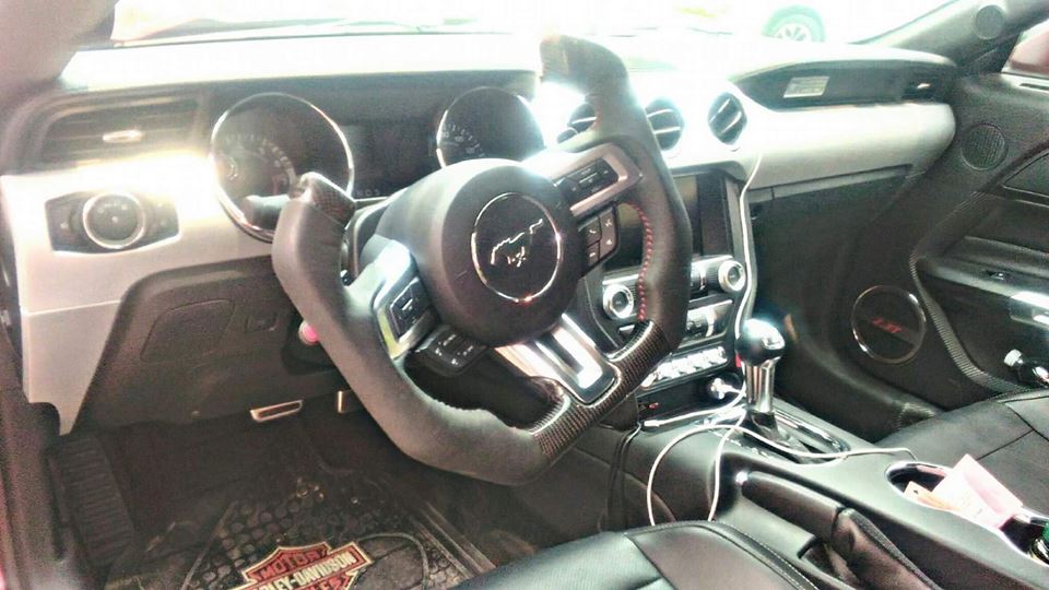 Vô-lăng cực chất của chiếc Ford Mustang thế hệ thứ 6 độ mâm hổ mang chúa