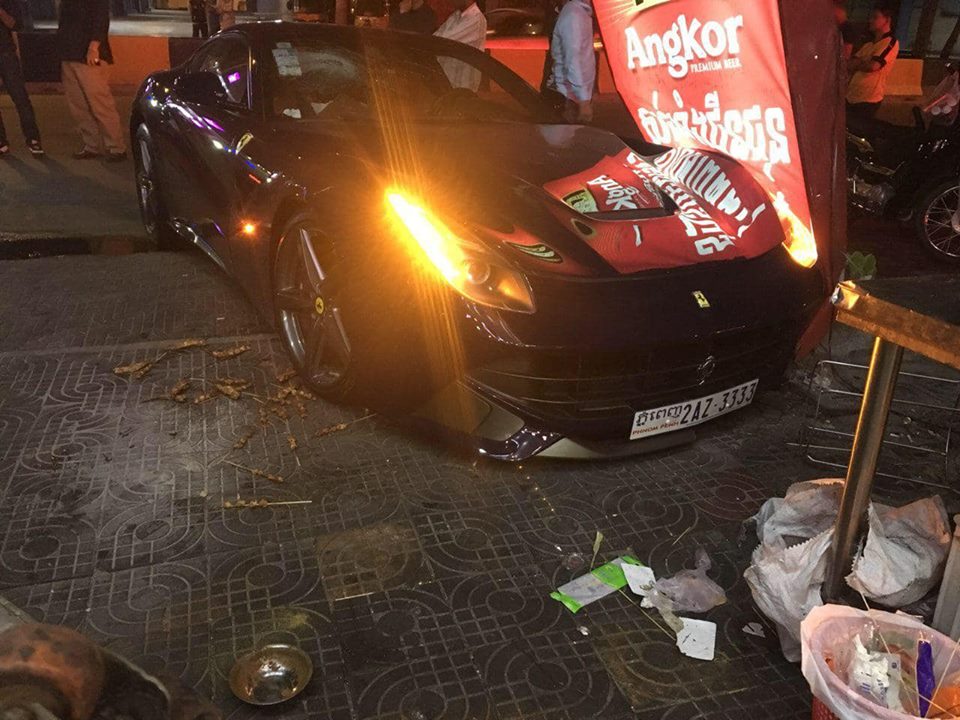 Còn đây là vụ tai nạn của siêu xe Ferrari F12 Berlinetta tại Campuchia trong ngày đầu tiên của năm 2019