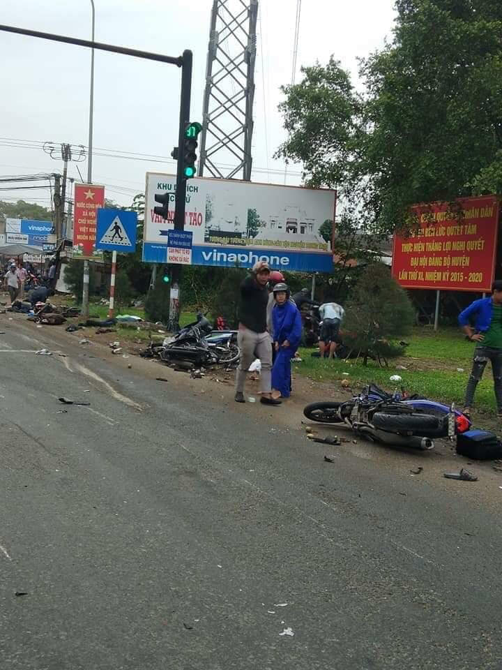 Những chiếc xe máy nằm la liệt tại hiện trường vụ tai nạn kinh hoàng