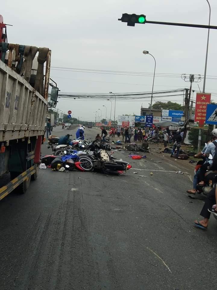 Những chiếc xe máy nằm la liệt tại hiện trường vụ tai nạn kinh hoàng