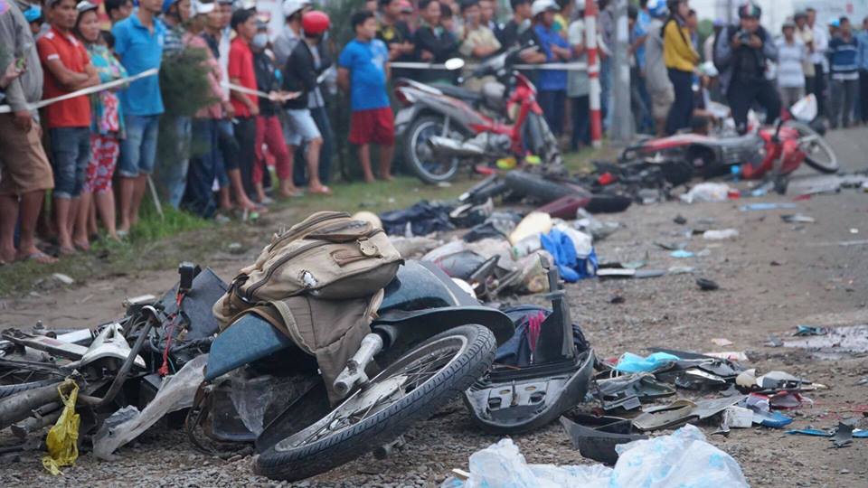 Những chiếc xe máy nằm la liệt tại hiện trường vụ tai nạn kinh hoàng