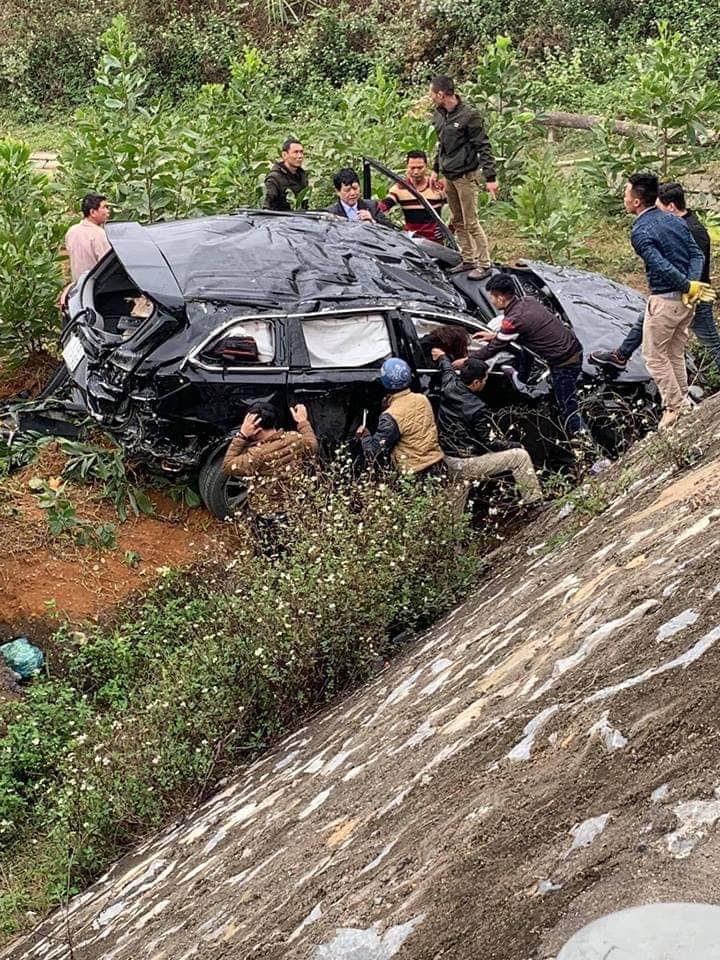 Chiếc Toyota Highlander bị biến dạng hoàn toàn sau vụ tai nạn