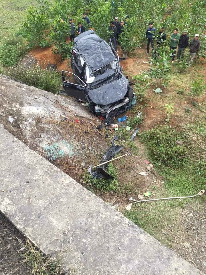 Chiếc Toyota Highlander rơi từ trên cao tốc xuống vườn cây bên dưới