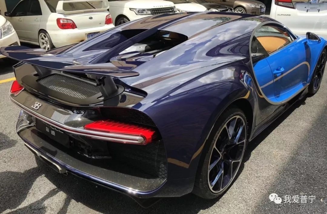 Bugatti Chiron đầu tiên tại Trung Quốc của thiếu gia 9X ở Quảng Châu mang 2 màu sơn là xanh dương nhạt và xanh dương đậm