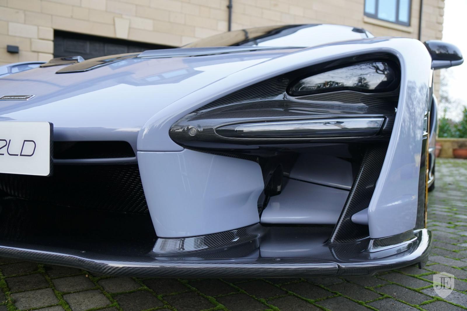 Bộ áo xám Ceramic Grey trên chiếc McLaren Senna đang rao bán này kết hợp vời nhiều chi tiết bằng sợi carbon bóng 