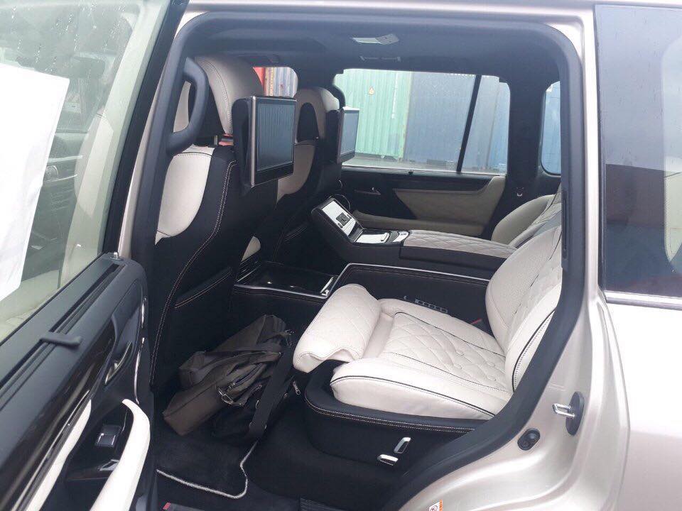 Hàng ghế thứ 2 của Lexus LX570 Super Sport độ MBS đầu tiên về Việt Nam định cư tại Đồng Nai