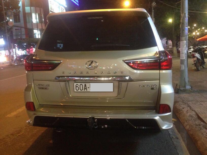 Logo nhà độ MBS màu đen nằm phía dưới logo Lexus là dấu hiệu nhận biết đây là chiếc LX570 Super Sport 2018 4 chỗ ngồi