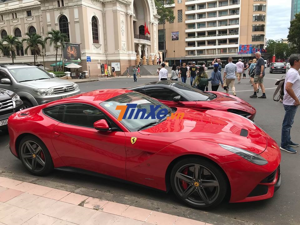 Ferrari F12 Berlinetta của doanh nhân Hà Nội đã họp mặt cùng với siêu phẩm McLaren 720S màu đỏ Memphis trong ngày đầu tiên của năm 2019