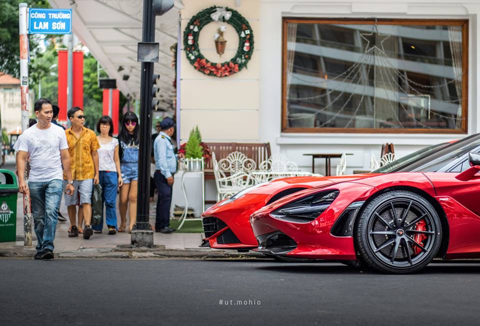 Ferrari F12 Berlinetta của doanh nhân Hà Nội và siêu phẩm McLaren 720S tại Sài thành đều có bộ áo màu đỏ