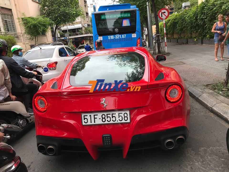 Ferrari F12 Berlinetta mang biển kiểm soát Sài thành của đại gia Hà Nội mới được vận chuyển vào Nam để đón Tết Dương lịch