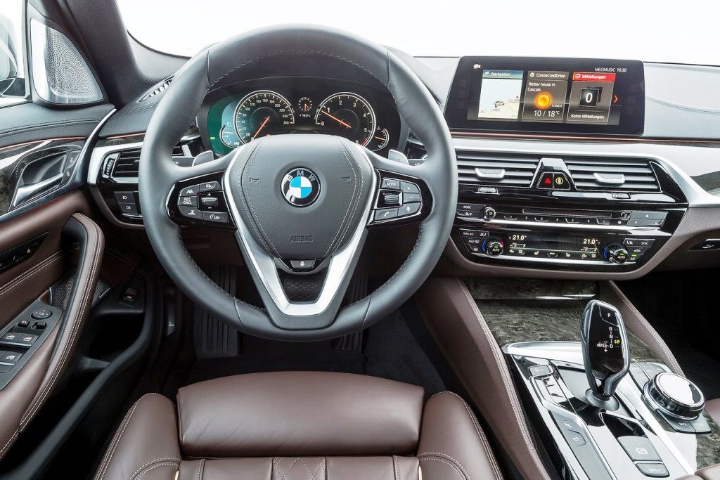 Nội thất tập trung về hướng người lái với màn hình thông tin giải trí đặt nổi