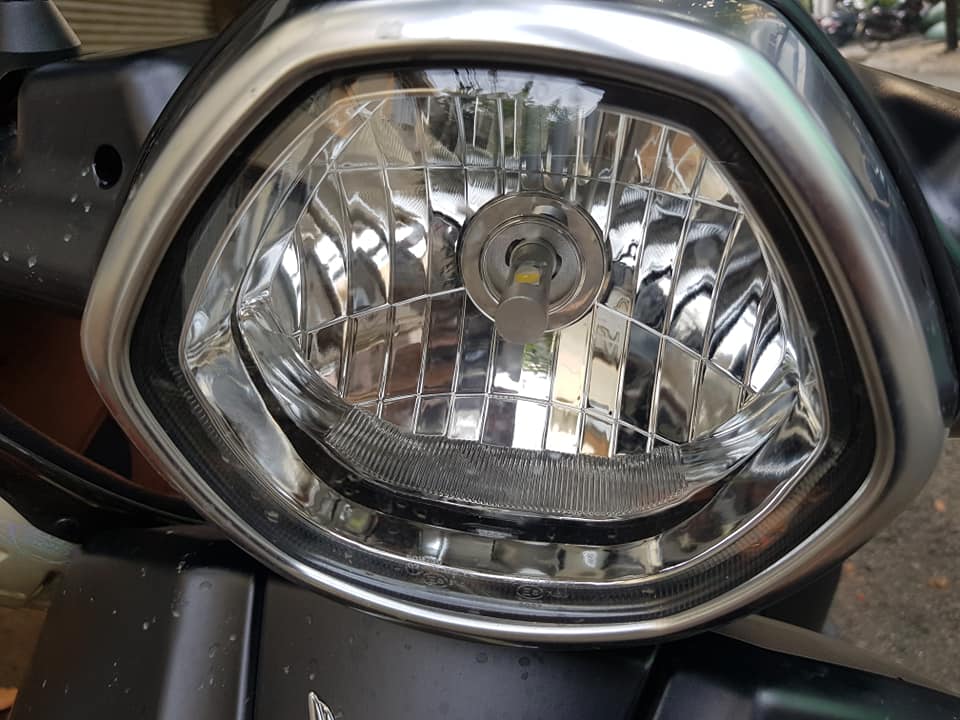 Đèn pha trên Klara phiên bản ắc quy sau khi thay bóng LED