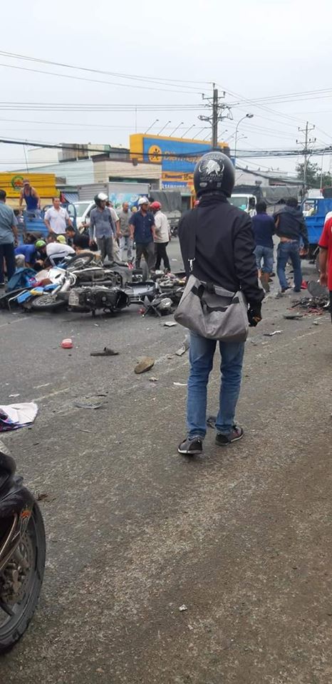 Tại hiện trường, rất nhiều thương vong đang được người dân cứu hộ