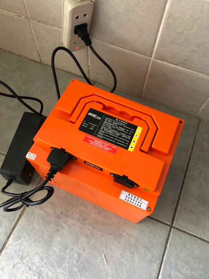 Được biết, bộ ắc quy Lithium này có xuất xứ từ Trung Quốc mang thương hiệu Chilwee cùng hãng với bộ ắc quy theo xe