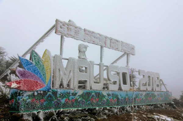 Mẫu Sơn là vùng núi cao chạy theo hướng đông-tây, nằm ở phía đông bắc tỉnh Lạng Sơn thuộc địa phận chính của 3 xã: Mẫu Sơn, Công Sơn của huyện Cao Lộc và xã Mẫu Sơn của huyện Lộc Bình, nằm cách thành phố Lạng Sơn 30 km về phía đông, giáp với biên giới Trung Quốc.