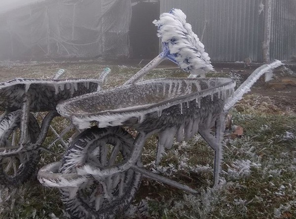 Xe chở vật liệu xây dựng cũng không thoát khỏi băng giá