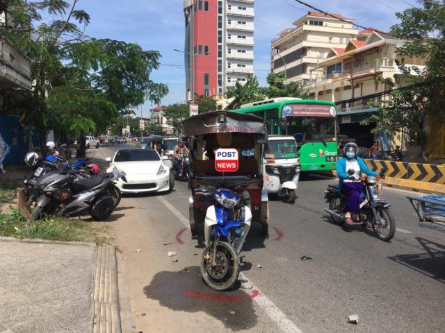 Đâm vào đuôi xe Bentley móp méo nặng, người lái chiếc xe tuk-tuk đứng trước nguy cơ bán nhà đi mà đền
