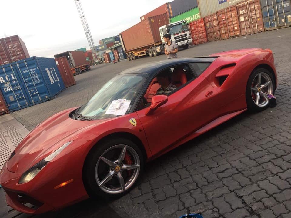 Do được nhập khẩu từ thị trường Mỹ nên 2 bên hông siêu xe Ferrari 488 GTB này có thêm đèn xi-nhan Do được nhập khẩu từ thị trường Mỹ nên 2 bên hông siêu xe Ferrari 488 GTB này có thêm đèn xi-nhan