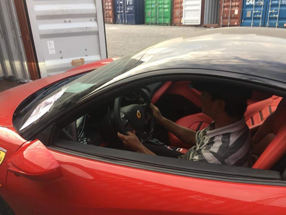 Nội thất của chiếc Ferrari 488 GTB này được hoàn thành với màu đỏ tông xuyệt tông với ngoại thất Nội thất của chiếc Ferrari 488 GTB này được hoàn thành với màu đỏ tông xuyệt tông với ngoại thất