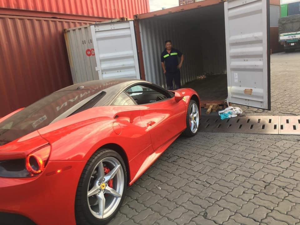 Chiếc Ferrari 488 GTB mới được đưa về nước mang màu sơn đỏ rực Chiếc Ferrari 488 GTB mới được đưa về nước mang màu sơn đỏ rực