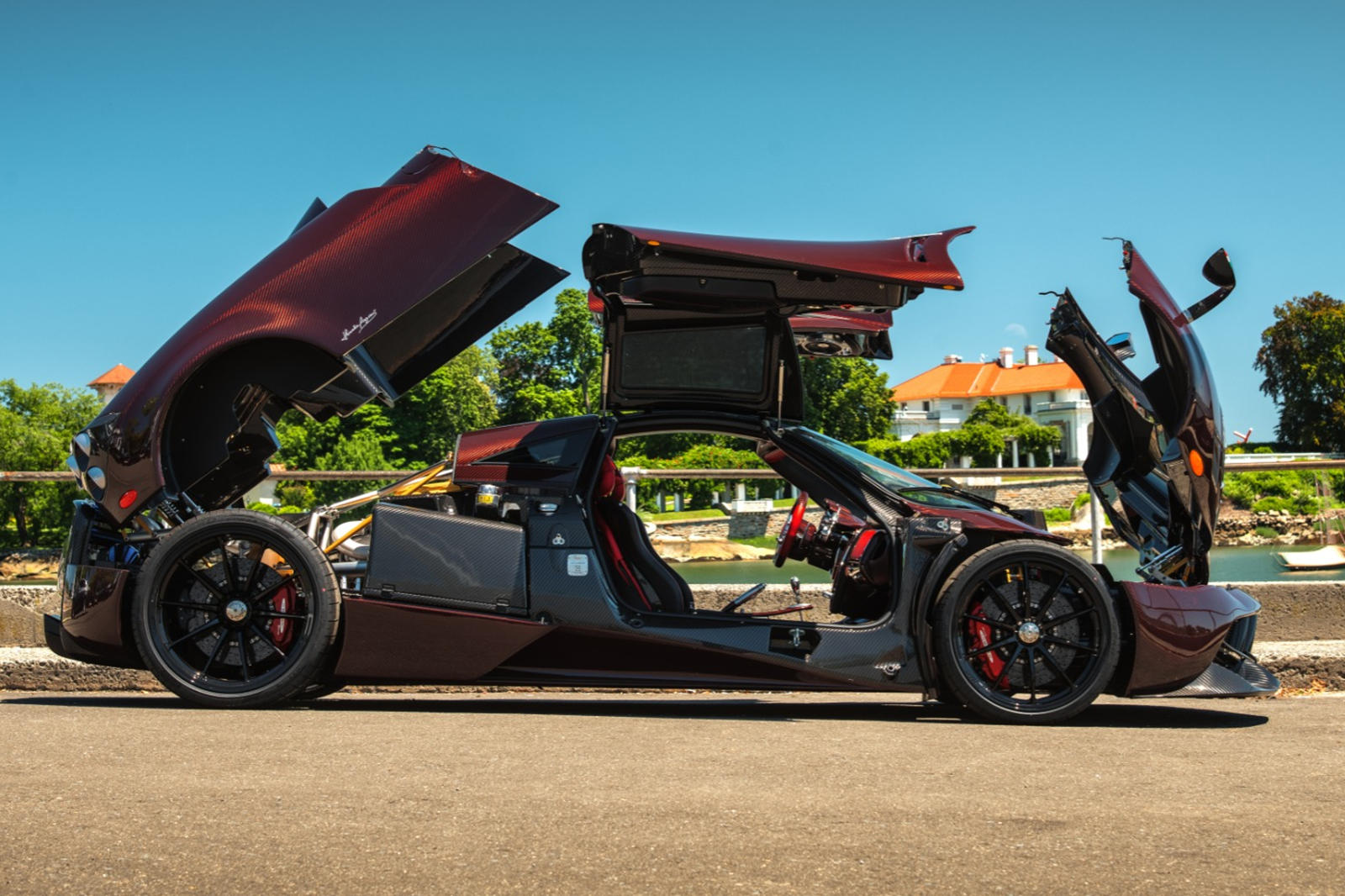 Mỗi chiếc có giá bán xuất xưởng 1,3 triệu đô la