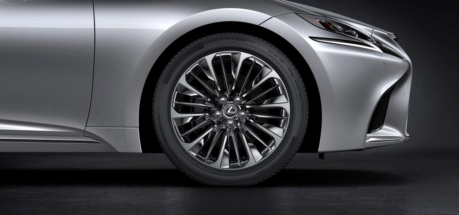 Mâm 20 inch thiết kế dạng vành rỗng trên LS 500 2019, bản hybrid LS 500h sẽ đơn giản hơn một chút