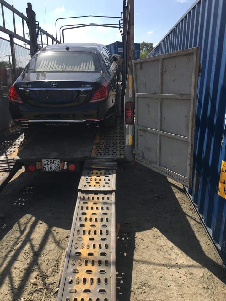 Với chiều dài lên đến 6,4 m, việc vận chuyển chiếc Mercedes-Maybach S600 Pullman lên xe lồng quả thật không đơn giản Với chiều dài lên đến 6,4 m, việc vận chuyển chiếc Mercedes-Maybach S600 Pullman lên xe lồng quả thật không đơn giản
