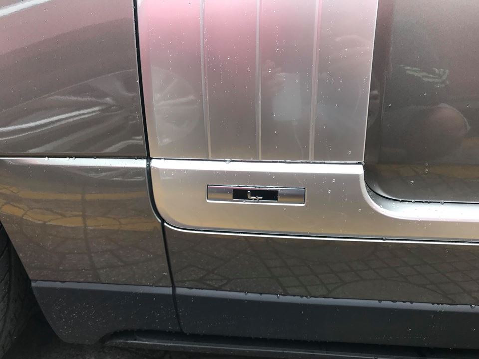 Chưa hết, đây còn là 1 chiếc Range Rover Autobiography đời 2018 thuộc bản trục cơ sở dài với logo chữ L bên hông xe