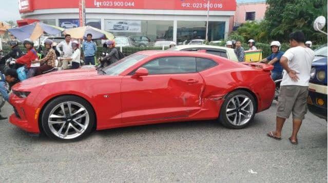 Tông móp bên hông xe Chevrolet Camaro, tài xế xe container điếng người khi nghĩ đến món tiền đền bù