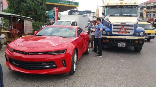 Rất đông người dân hiếu kỳ đã vây quanh đứng xem vụ tai nạn