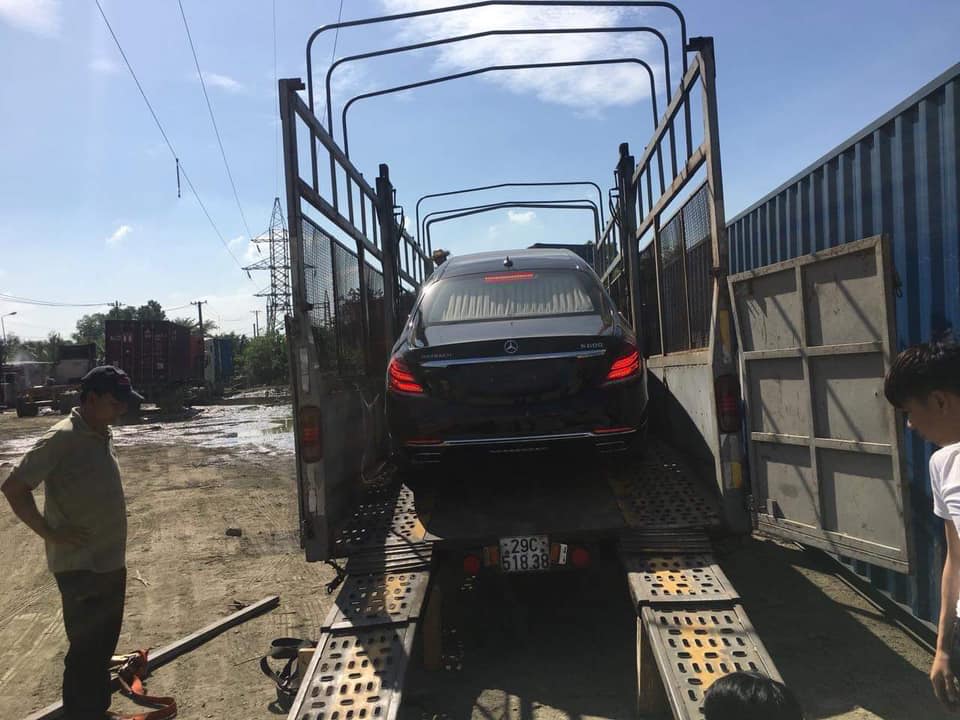 Siêu phẩm Mercedes-Maybach Pullman thứ 2 tại Việt Nam bất ngờ tái xuất và đã được vận chuyển lên xe lồng để chuẩn bị bàn giao cho chủ nhân Siêu phẩm Mercedes-Maybach Pullman thứ 2 tại Việt Nam bất ngờ tái xuất và đã được vận chuyển lên xe lồng để chuẩn bị bàn giao cho chủ nhân
