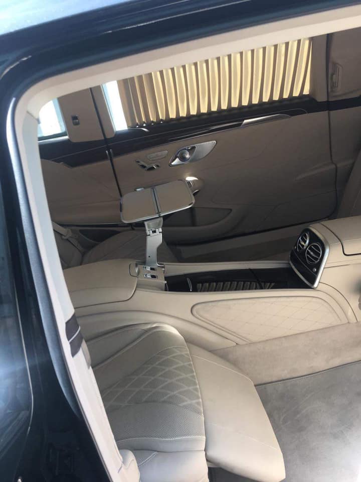 Chiếc xe siêu sang Mercedes-Maybach S600 Pullman có đến 4 cửa sổ và lúc nào cũng có rèm che chắn cẩn thận Chiếc xe siêu sang Mercedes-Maybach S600 Pullman có đến 4 cửa sổ và lúc nào cũng có rèm che chắn cẩn thận