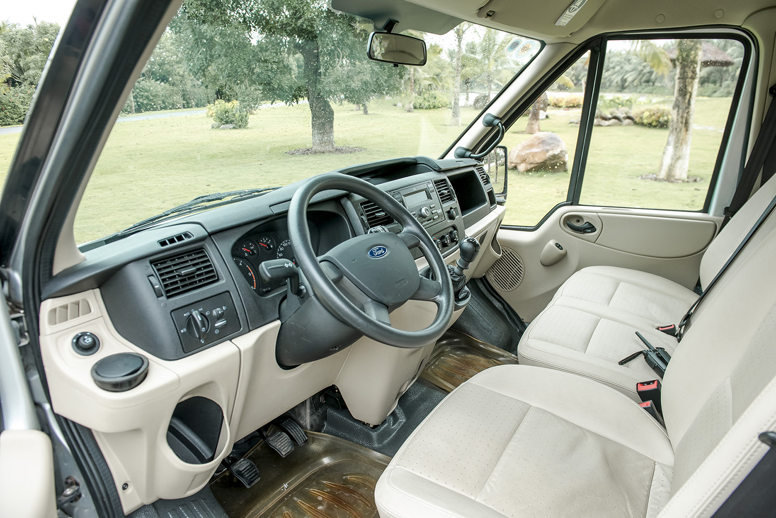 Nội thất Ford Transit Nội thất Ford Transit