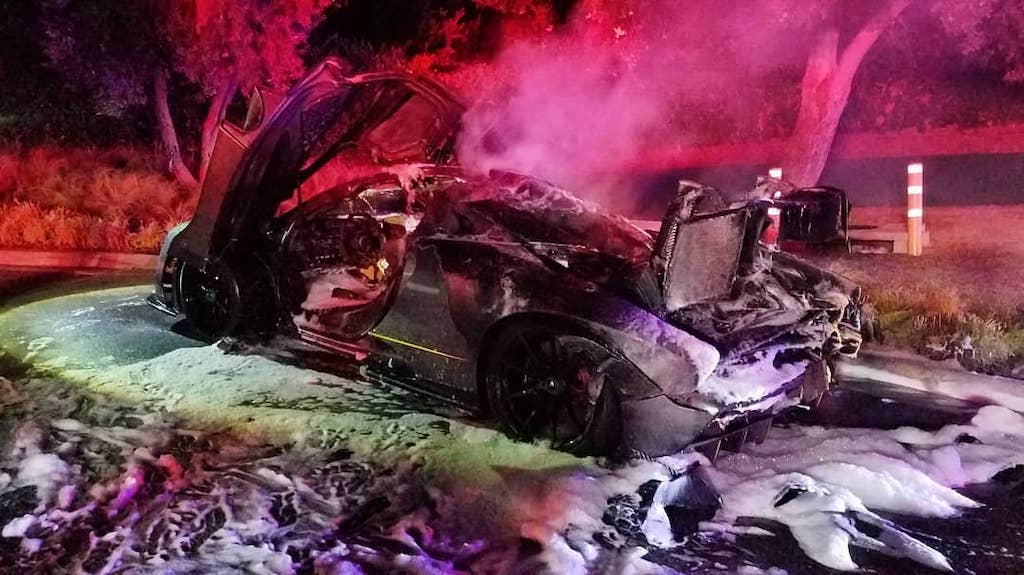 Phần đuôi xe của chiếc McLaren Senna cũng bị hỏng nặng Phần đuôi xe của chiếc McLaren Senna cũng bị hỏng nặng