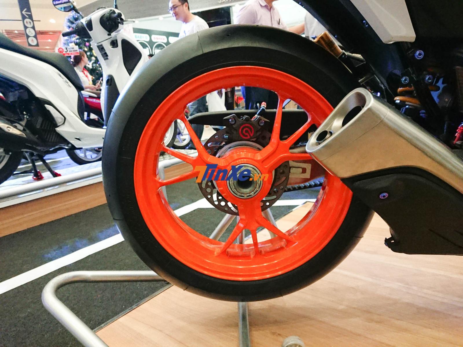 Bộ mâm là của siêu mô tô Ducati 1199 Panigale được sơn màu cam nổi bật