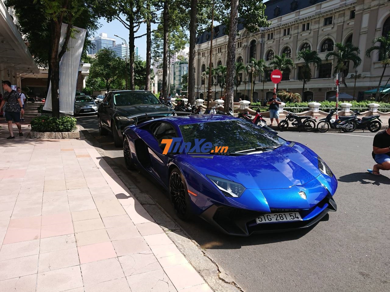 Lamborghini Aventador SV từng của Minh Nhựa xuất hiện trong buổi họp mặt với dàn siêu xe cực khủng tại Sài thành