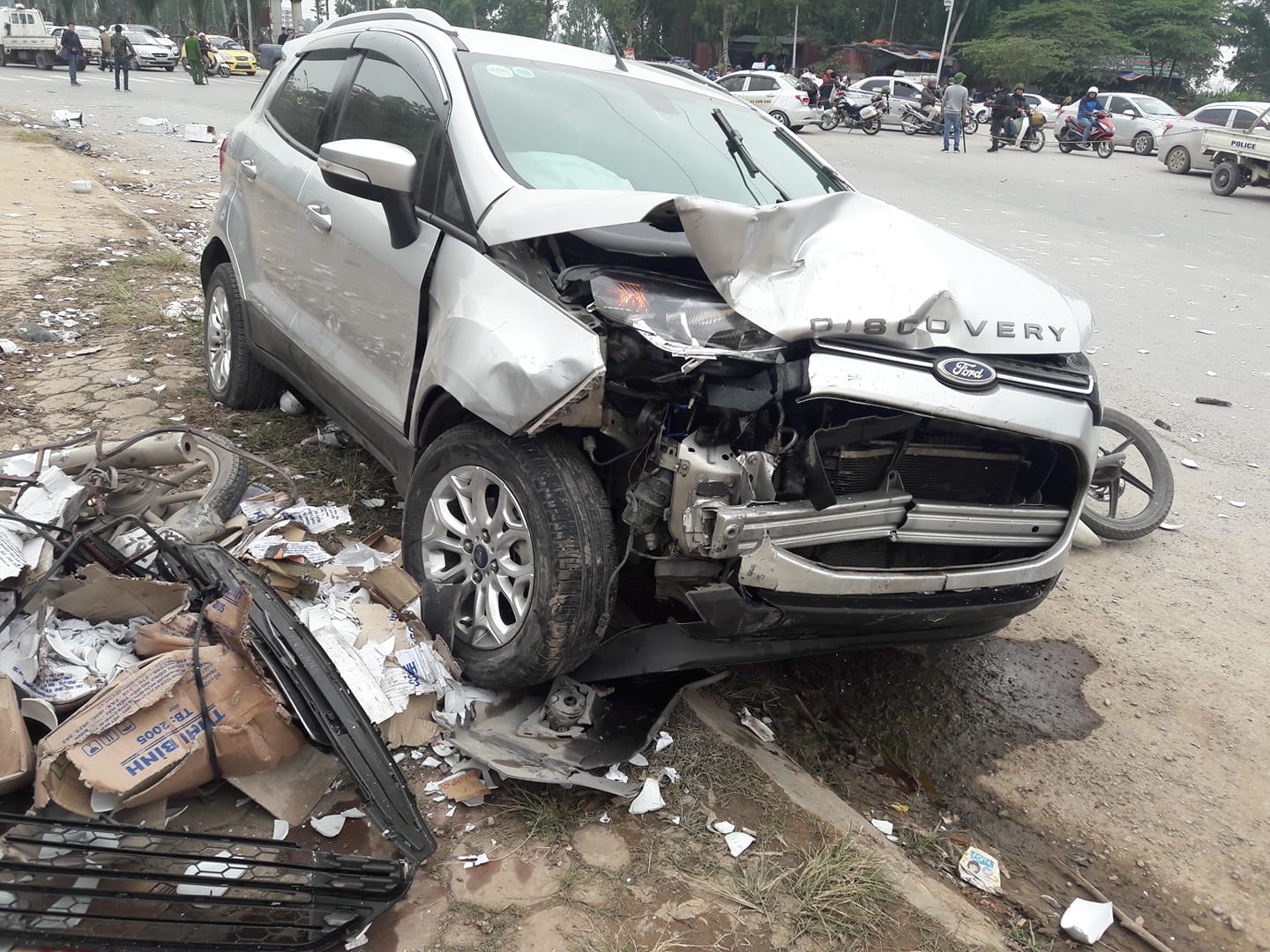 Chiếc xe ô tô con gây tai nạn bị hư hỏng nặng phần đầu