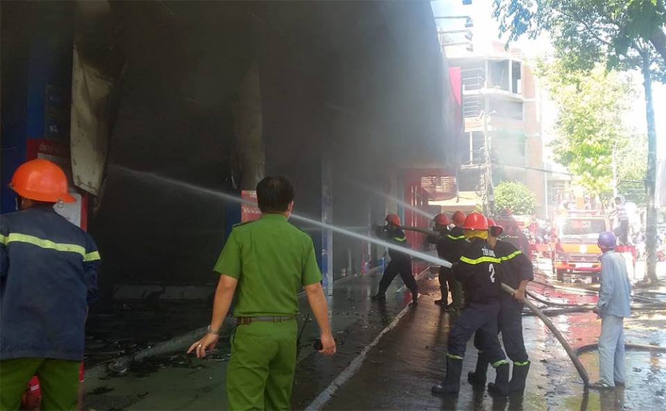  Phòng cảnh sát PCCC Công an tỉnh Tiền Giang cùng các đơn vị nghiệp vụ phong toả hiện trường để dập tắt đám cháy