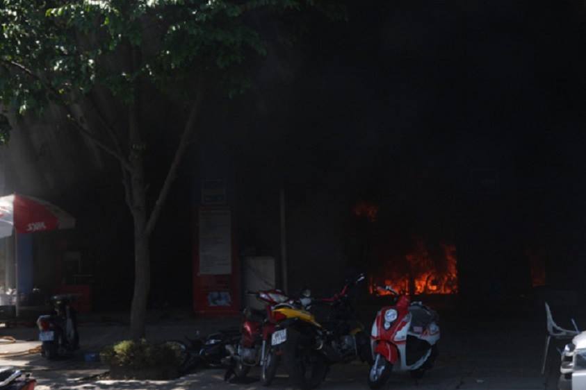 Ngọn lửa bùng cháy từ kho phụ tùng cửa hàng xe máy và lan sang phần khu mua bán, trưng bày và bảo trì xe