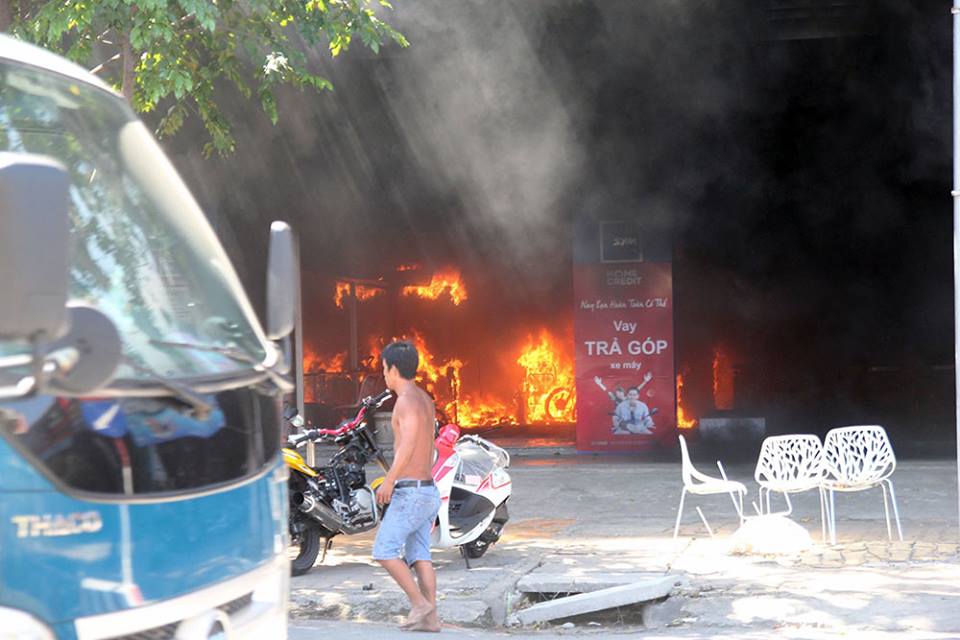 Vụ cháy kinh hoàng tại một cửa hàng xe máy ở Mỹ Tho