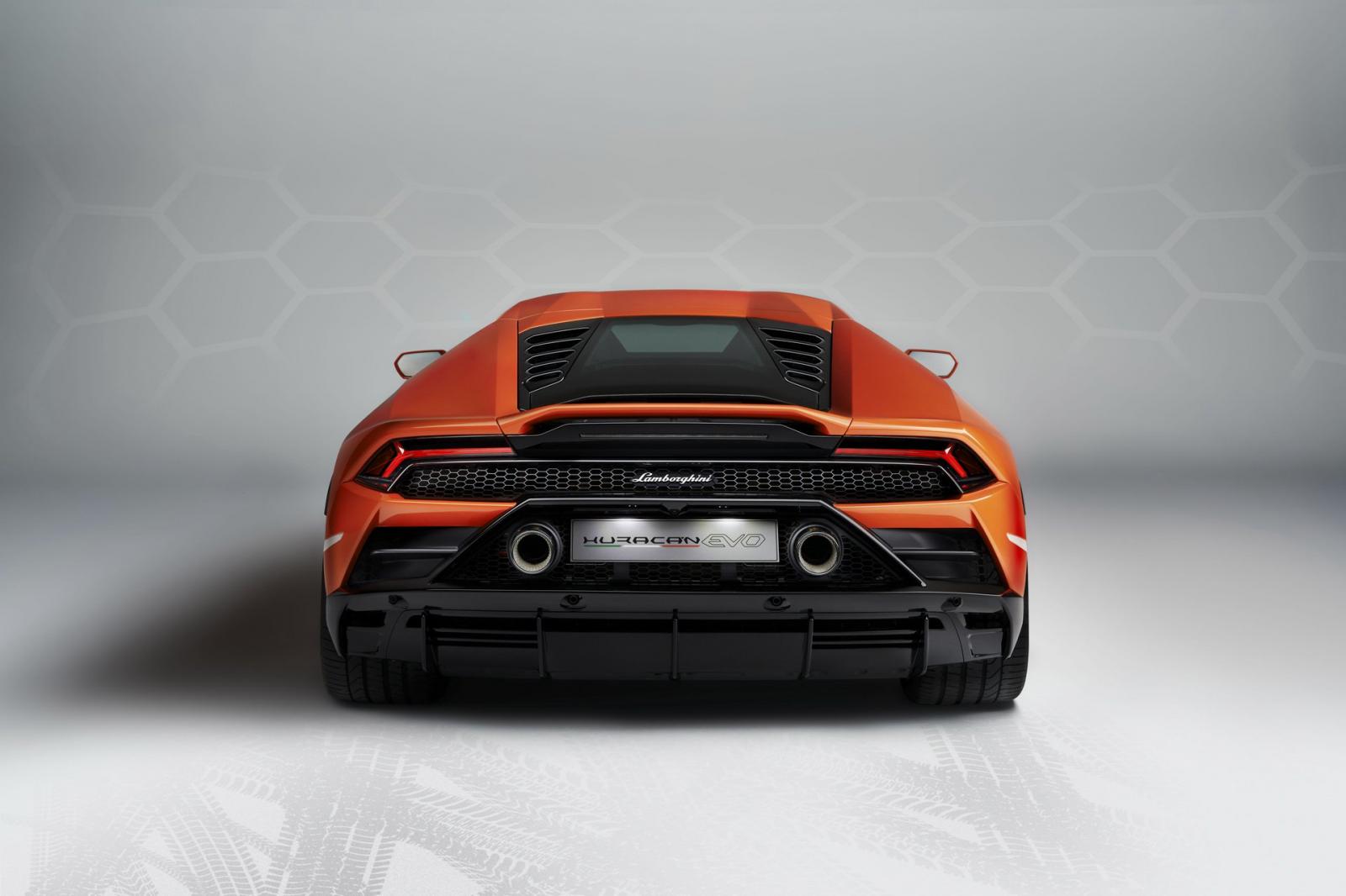 Lamborghini Huracan EVO 2020 được cải tiến cả thiết kế đuôi xe