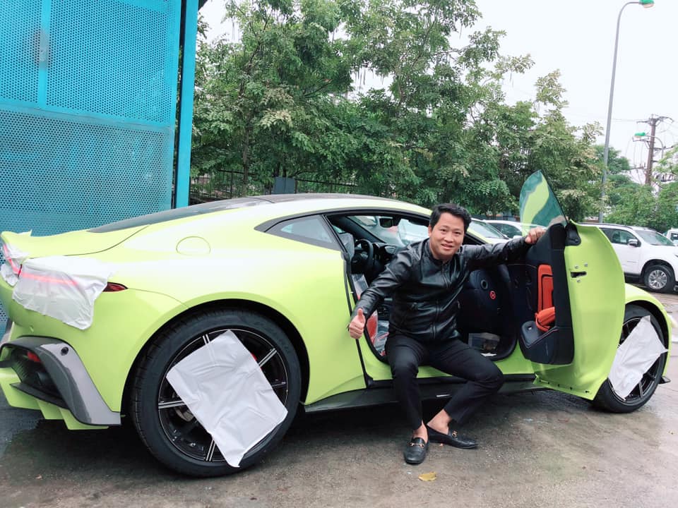 Chủ nhân của chiếc siêu xe Aston Martin V8 Vantage 2018 đầu tiên tại Việt Nam là người yêu xe rất nổi tiếng tại Việt Nam