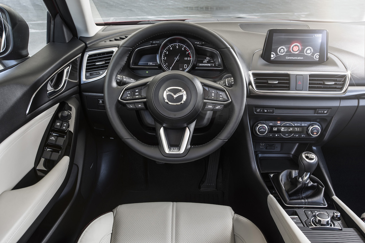 Mazda3 2019 sẽ có 2 tùy chọn màu sắc nội thất tối hoặc sáng màu tương tư như Mazda2 và CX-5 trước đó