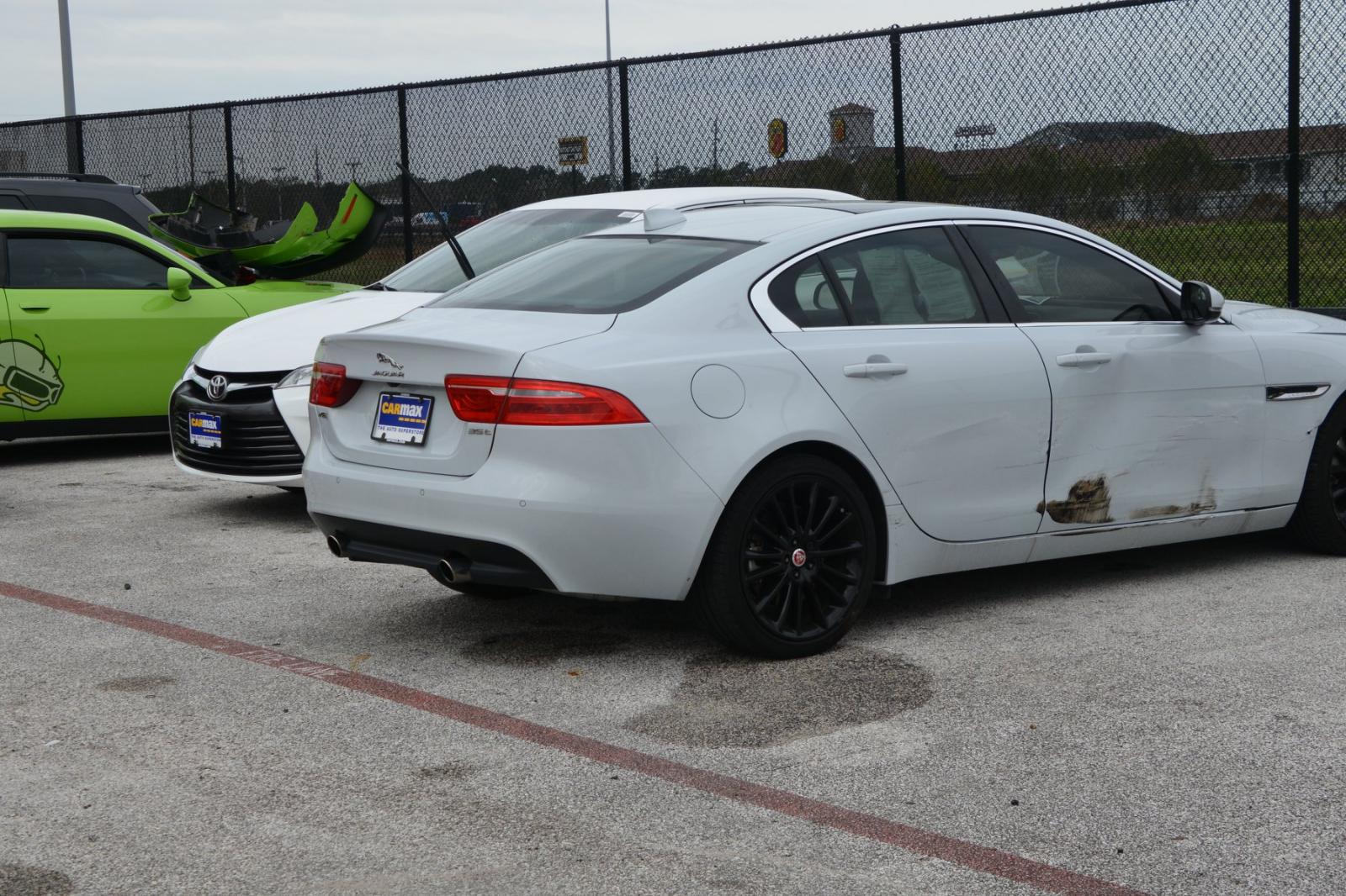 Chiếc Jaguar XE bị trầy xước bên sườn