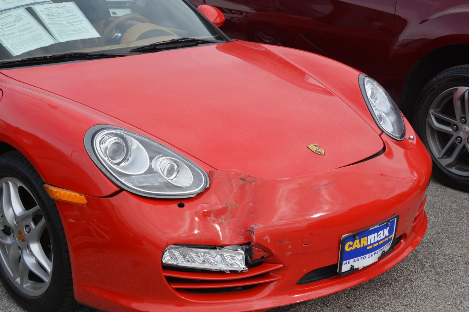 Chiếc xe thể thao Porsche màu đỏ bị biến dạng cản trước