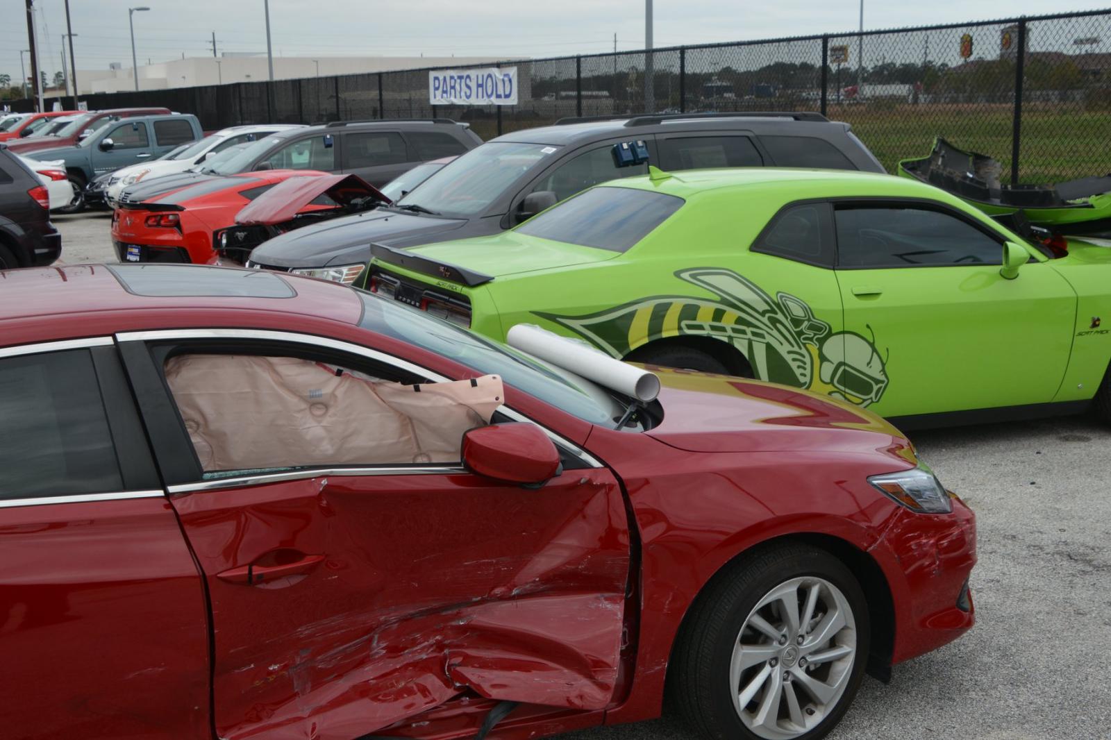 Túi khí bên trong chiếc Acura bung ra, che kín cả cửa sổ