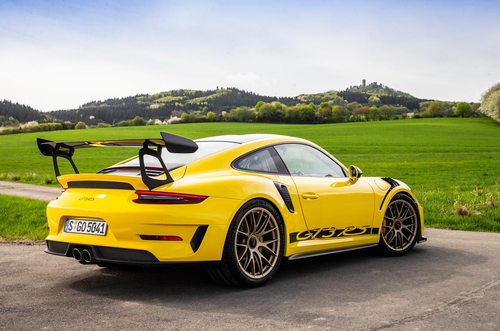 Vẻ đẹp của siêu xe Porsche 911 GT3 RS đời 2019 với bộ áo Racing Yellow