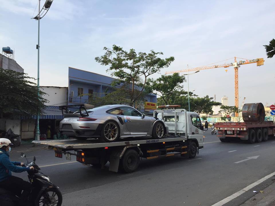 Porsche 911 GT2 RS 2018 nhanh chóng được làm thủ tục thông quan và vận chuyển trên đường phố Sài thành bằng xe cứu hộ