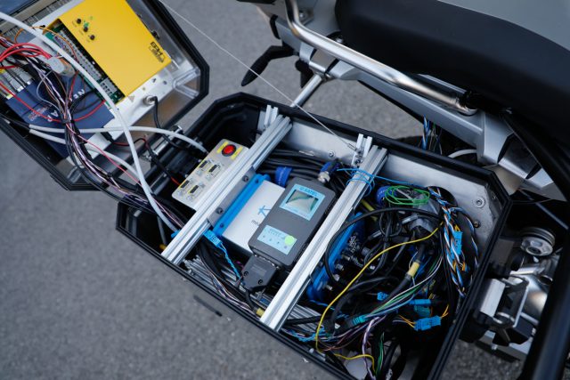 Hệ thống lái tự động được bố trí ở thùng chứa đồ của xe