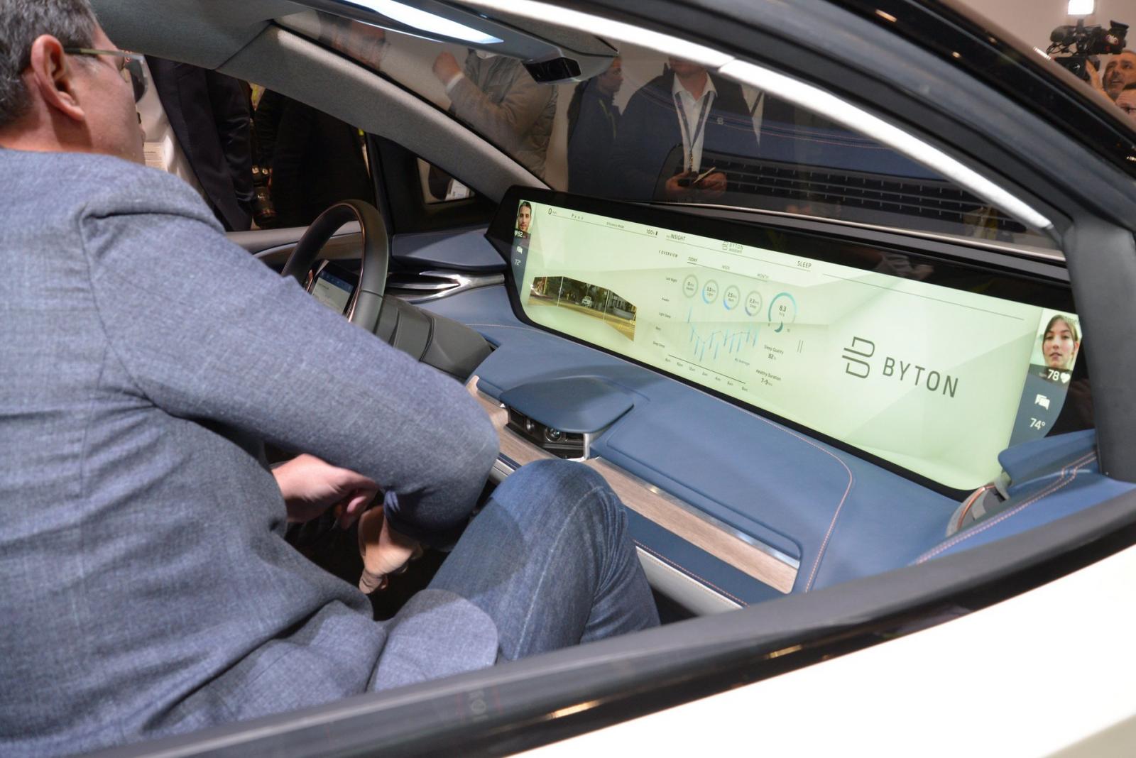 Màn hình thông tin giải trí khổng lồ bên trong mẫu concept Byton M-Byte ở CES 2019